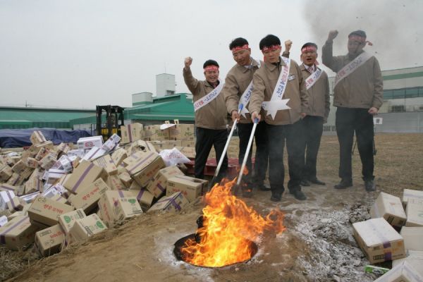 کارمندان شرکت سامسونگ در حال آتش زدن محصولات برند سامسونگ